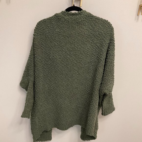 Davi & Dani Olive Green Open Sweater With Pockets - Picture 2 of 2